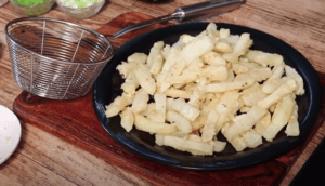 chilli potato recipe in hindi 