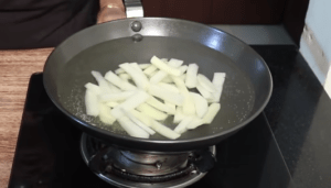 chilli potato recipe in hindi 